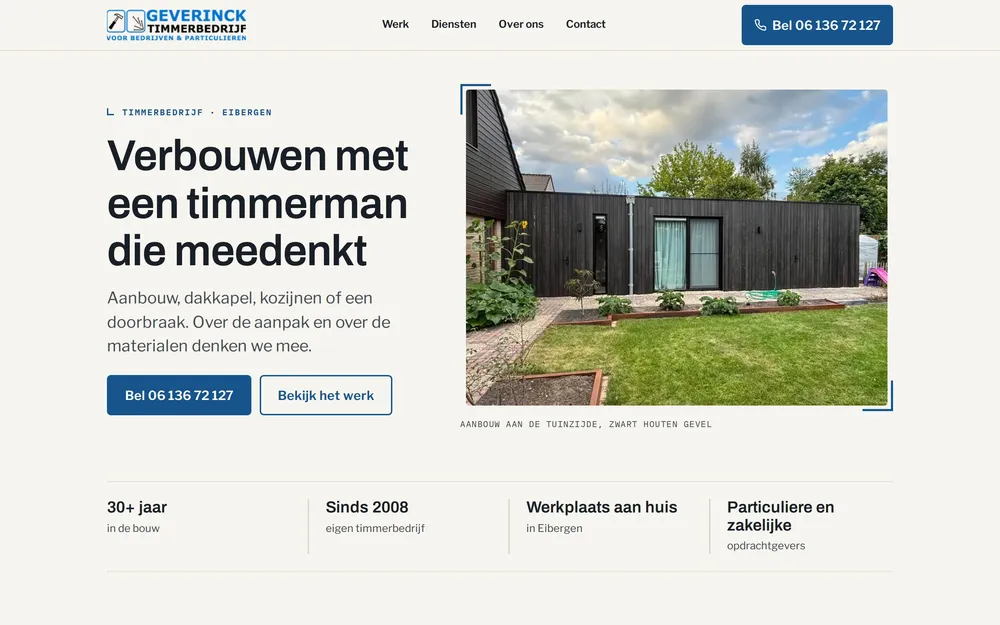 De homepage van Geverinck Timmerbedrijf met de kop 'Verbouwen met een timmerman die meedenkt' en een foto van een aanbouw met een zwarte houten gevel.